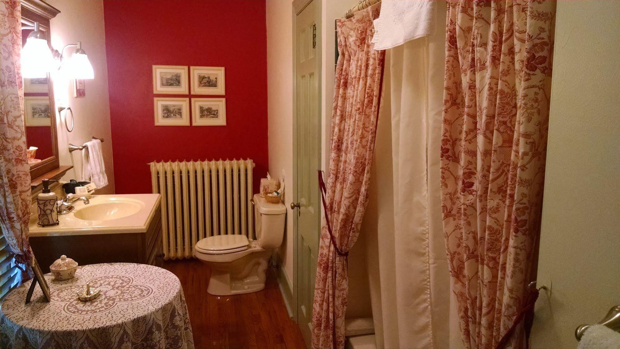 Thomas Shepherd Inn Shepherdstown Esterno foto