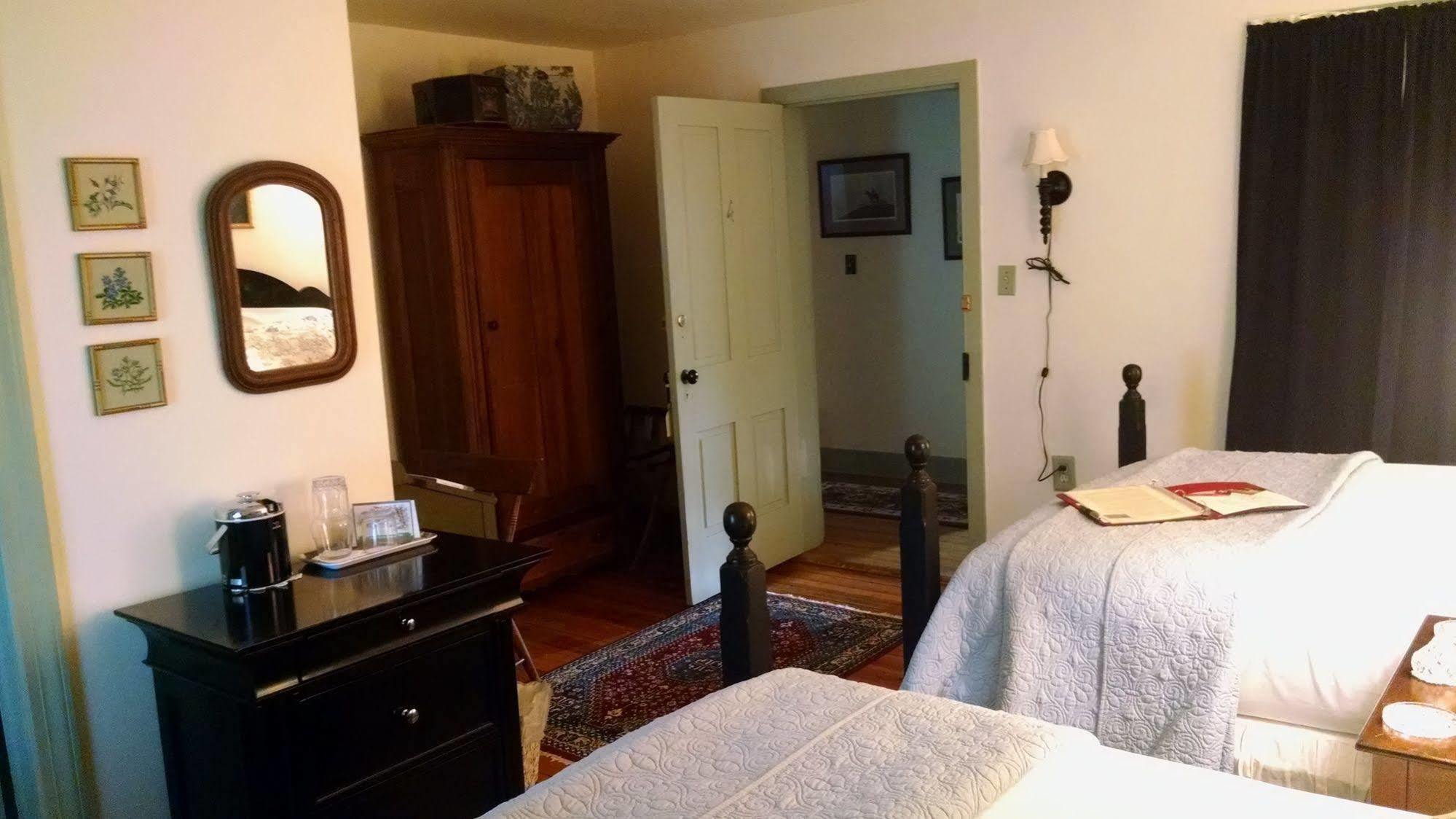 Thomas Shepherd Inn Shepherdstown Esterno foto