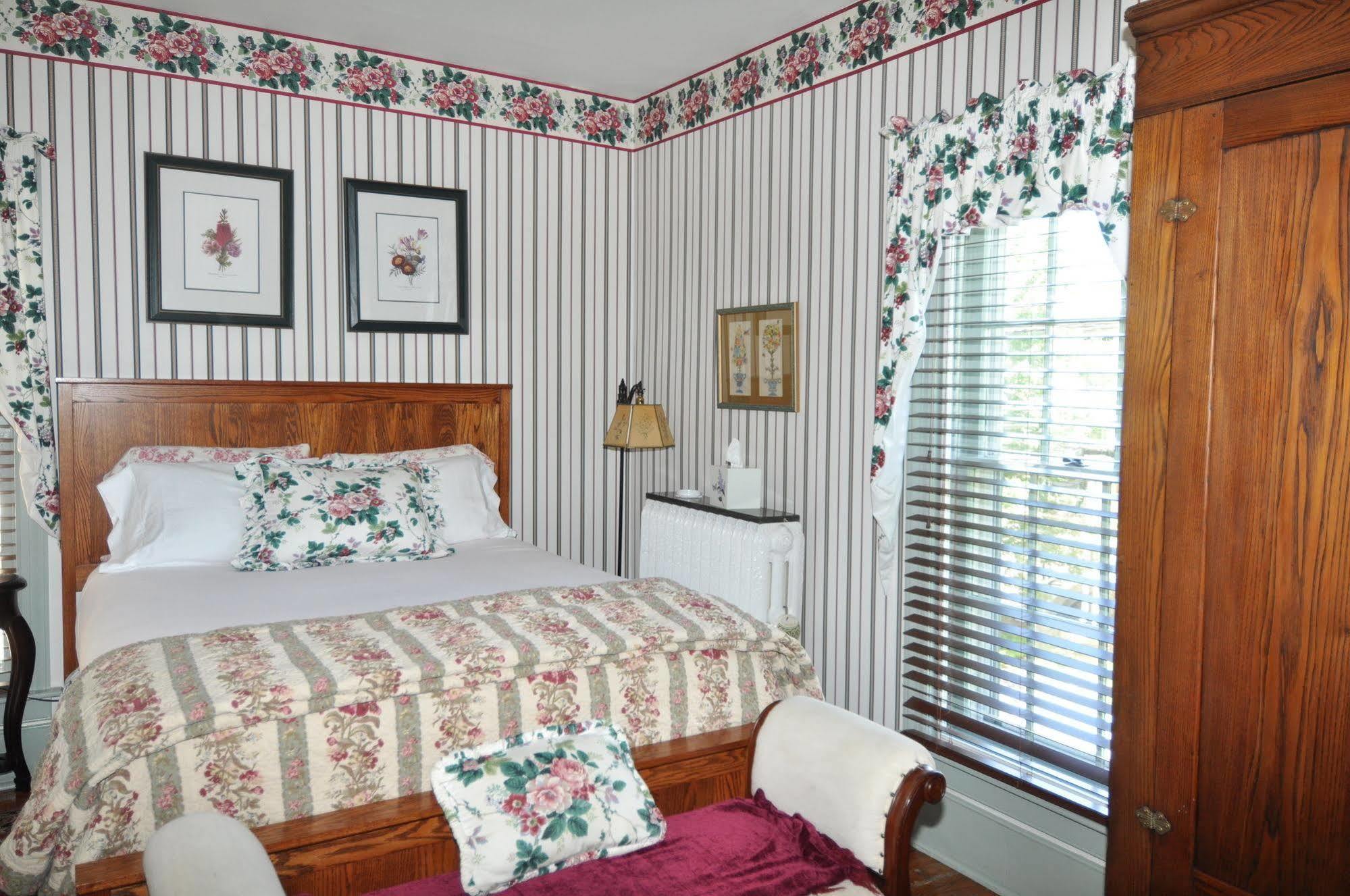 Thomas Shepherd Inn Shepherdstown Esterno foto