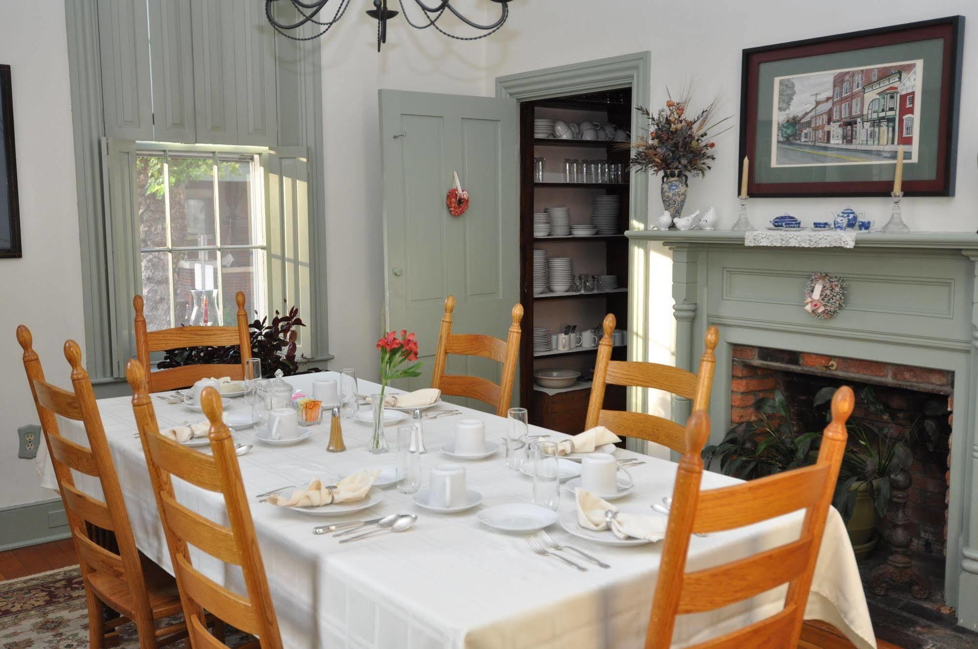 Thomas Shepherd Inn Shepherdstown Esterno foto